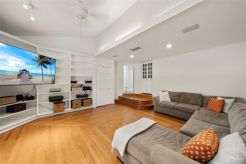 House in Miami Beach, Florida 5 bedrooms, 430.69 sq.m. № 2177559 - photo 13
