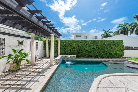 House in Miami Beach, Florida 5 bedrooms, 430.69 sq.m. № 2177559 - photo 21