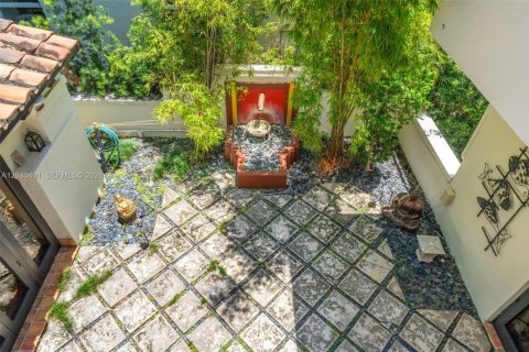 House in Miami Beach, Florida 5 bedrooms, 430.69 sq.m. № 2177559 - photo 18