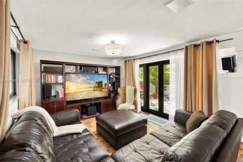 House in Miami Beach, Florida 5 bedrooms, 430.69 sq.m. № 2177559 - photo 15