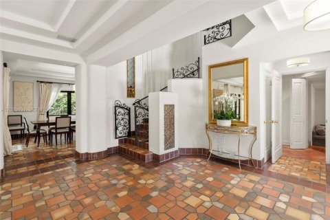 House in Miami Beach, Florida 5 bedrooms, 430.69 sq.m. № 2177559 - photo 11