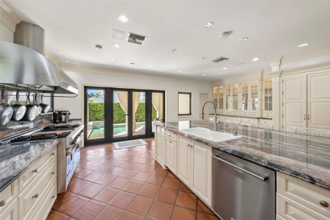 House in Miami Beach, Florida 5 bedrooms, 430.69 sq.m. № 2177559 - photo 9
