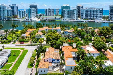 House in Miami Beach, Florida 5 bedrooms, 430.69 sq.m. № 2177559 - photo 23