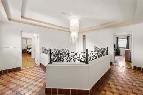 House in Miami Beach, Florida 5 bedrooms, 430.69 sq.m. № 2177559 - photo 17