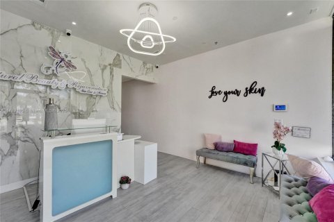 Propiedad comercial en Pembroke Pines, Florida № 2038169