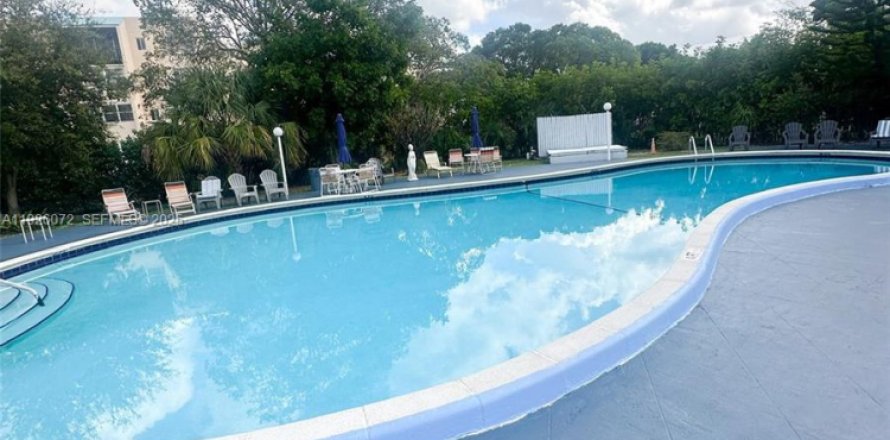 Condominio en Lauderdale Lakes, Florida, 1 dormitorio № 1985756