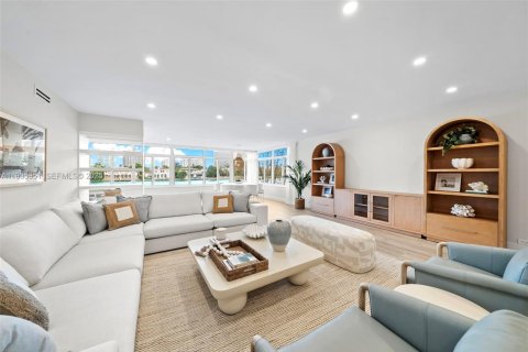 Condo in Bay Harbor Islands, Florida, 2 bedrooms  № 1994071 - photo 24