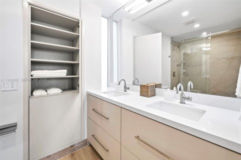 Condo in Bay Harbor Islands, Florida, 2 bedrooms  № 1994071 - photo 22