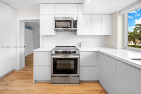 Condo in Bay Harbor Islands, Florida, 2 bedrooms  № 1994071 - photo 30