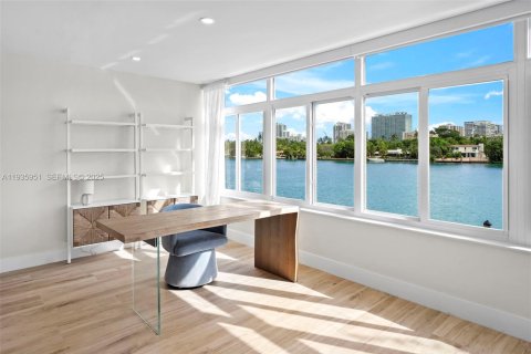 Condo in Bay Harbor Islands, Florida, 2 bedrooms  № 1994071 - photo 8