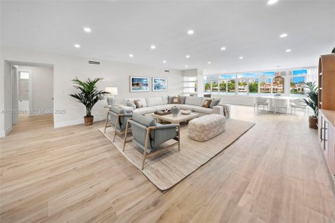 Condo in Bay Harbor Islands, Florida, 2 bedrooms  № 1994071 - photo 1