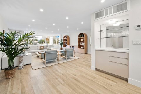 Condo in Bay Harbor Islands, Florida, 2 bedrooms  № 1994071 - photo 25