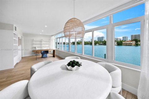 Condo in Bay Harbor Islands, Florida, 2 bedrooms  № 1994071 - photo 10