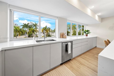 Condo in Bay Harbor Islands, Florida, 2 bedrooms  № 1994071 - photo 28