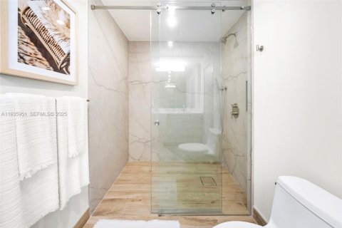 Condo in Bay Harbor Islands, Florida, 2 bedrooms  № 1994071 - photo 23