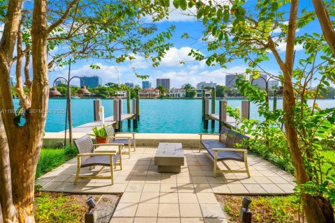 Condo in Bay Harbor Islands, Florida, 2 bedrooms  № 1994071 - photo 2