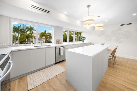 Condo in Bay Harbor Islands, Florida, 2 bedrooms  № 1994071 - photo 29