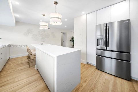 Condo in Bay Harbor Islands, Florida, 2 bedrooms  № 1994071 - photo 27