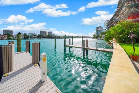 Condo in Bay Harbor Islands, Florida, 2 bedrooms  № 1994071 - photo 3