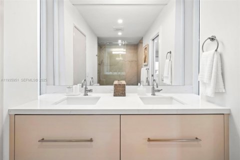 Condo in Bay Harbor Islands, Florida, 2 bedrooms  № 1994071 - photo 21