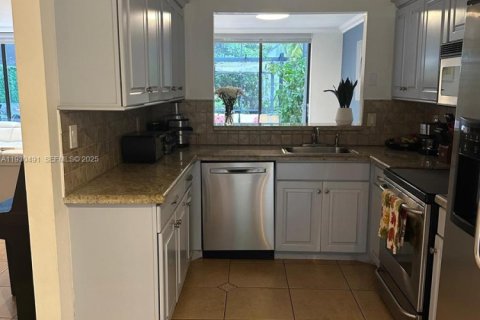 Townhouse in Doral, Florida 3 bedrooms, 159.05 sq.m. № 1989290 - photo 11