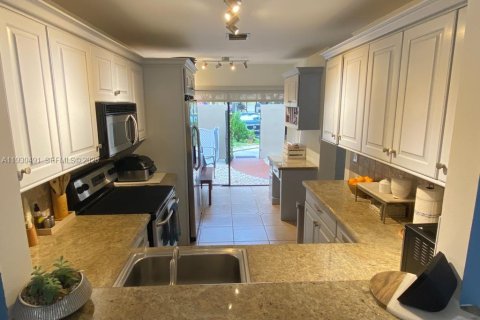 Townhouse in Doral, Florida 3 bedrooms, 159.05 sq.m. № 1989290 - photo 9