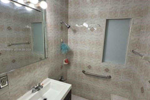 Villa ou maison à louer à Hialeah, Floride: 2 chambres, 172.33 m2 № 1997927 - photo 11