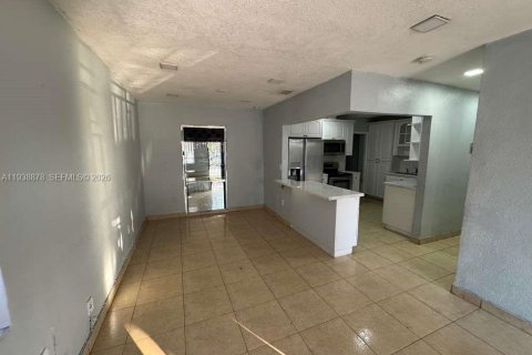 Villa ou maison à louer à Hialeah, Floride: 2 chambres, 172.33 m2 № 1997927 - photo 9