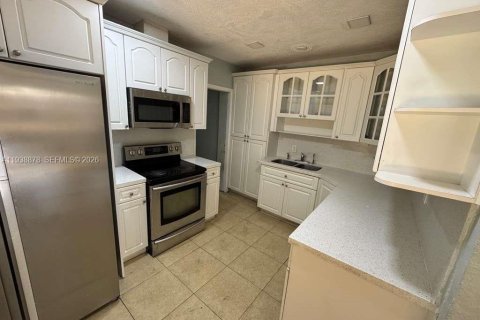Villa ou maison à louer à Hialeah, Floride: 2 chambres, 172.33 m2 № 1997927 - photo 8