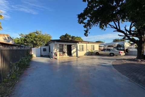 Villa ou maison à louer à Hialeah, Floride: 2 chambres, 172.33 m2 № 1997927 - photo 6