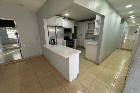 Villa ou maison à louer à Hialeah, Floride: 2 chambres, 172.33 m2 № 1997927 - photo 10
