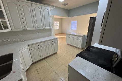Villa ou maison à louer à Hialeah, Floride: 2 chambres, 172.33 m2 № 1997927 - photo 7