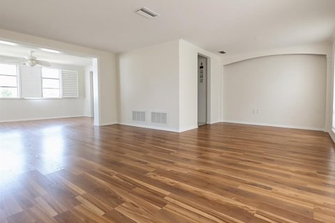 House in Holiday, Florida 2 bedrooms, 138.89 sq.m. № 2399066 - photo 5