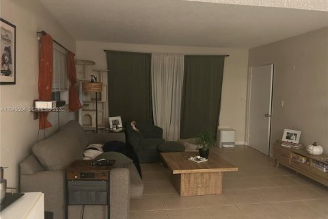 Villa ou maison à louer à Miami, Floride: 3 chambres, 109.81 m2 № 2007246 - photo 7