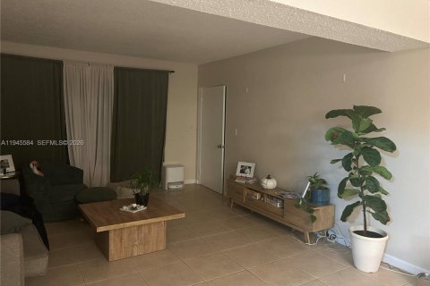 Villa ou maison à louer à Miami, Floride: 3 chambres, 109.81 m2 № 2007246 - photo 4