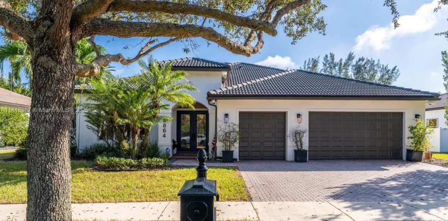 House in Cooper City, Florida 4 bedrooms, 285.95 sq.m. № 1782039