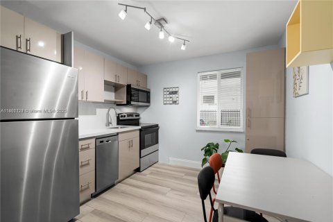Condo in Miami, Florida, 2 bedrooms  № 1937567 - photo 6
