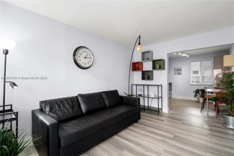 Condo in Miami, Florida, 2 bedrooms  № 1937567 - photo 4