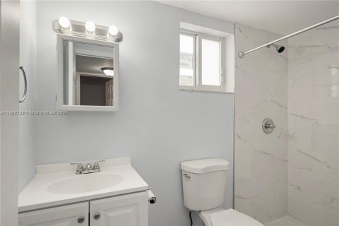 Condo in Miami, Florida, 2 bedrooms  № 1937567 - photo 16