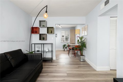 Condominio en alquiler en Miami, Florida, 2 dormitorios, 71.26 m2 № 1937567 - foto 3