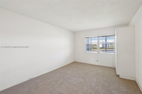 Снять в аренду кондоминиум в Бока-Ратон, Флорида 2 спальни, 79.99м2, № 1974449 - фото 9