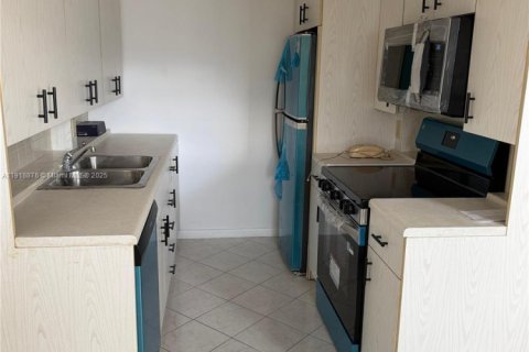 Снять в аренду кондоминиум в Бока-Ратон, Флорида 2 спальни, 79.99м2, № 1974449 - фото 3