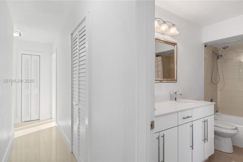 Villa ou maison à vendre à Miami, Floride: 3 chambres, 132.01 m2 № 2017932 - photo 18