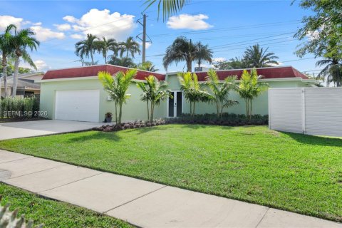 Villa ou maison à vendre à Miami, Floride: 3 chambres, 132.01 m2 № 2017932 - photo 3