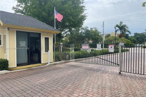 Снять в аренду кондоминиум в Майами, Флорида 2 спальни, 80.82м2, № 1974548 - фото 2