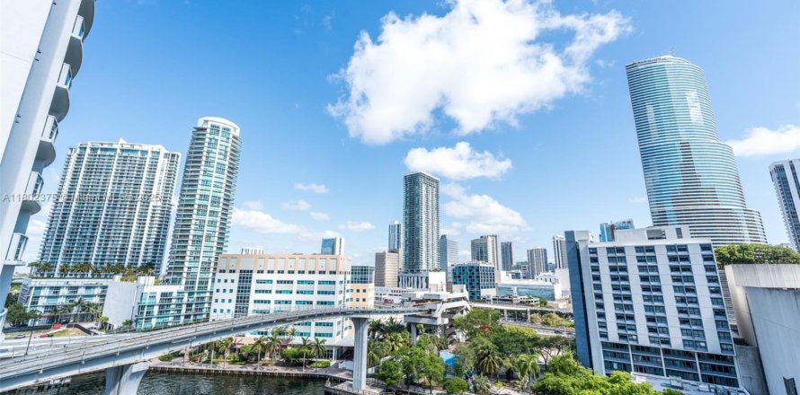 Condominio en Miami, Florida, 1 dormitorio  № 1888784