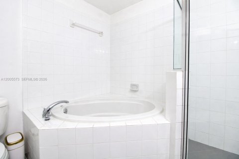 Condo in Miami, Florida, 2 bedrooms  № 2069631 - photo 11