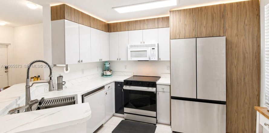 Condo in Miami, Florida, 2 bedrooms  № 2069631