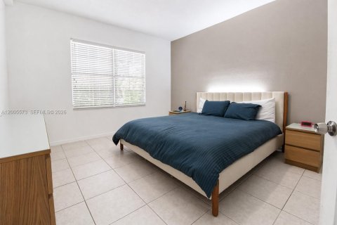 Condo in Miami, Florida, 2 bedrooms  № 2069631 - photo 9