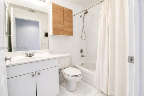 Condo in Miami, Florida, 2 bedrooms  № 2069631 - photo 18